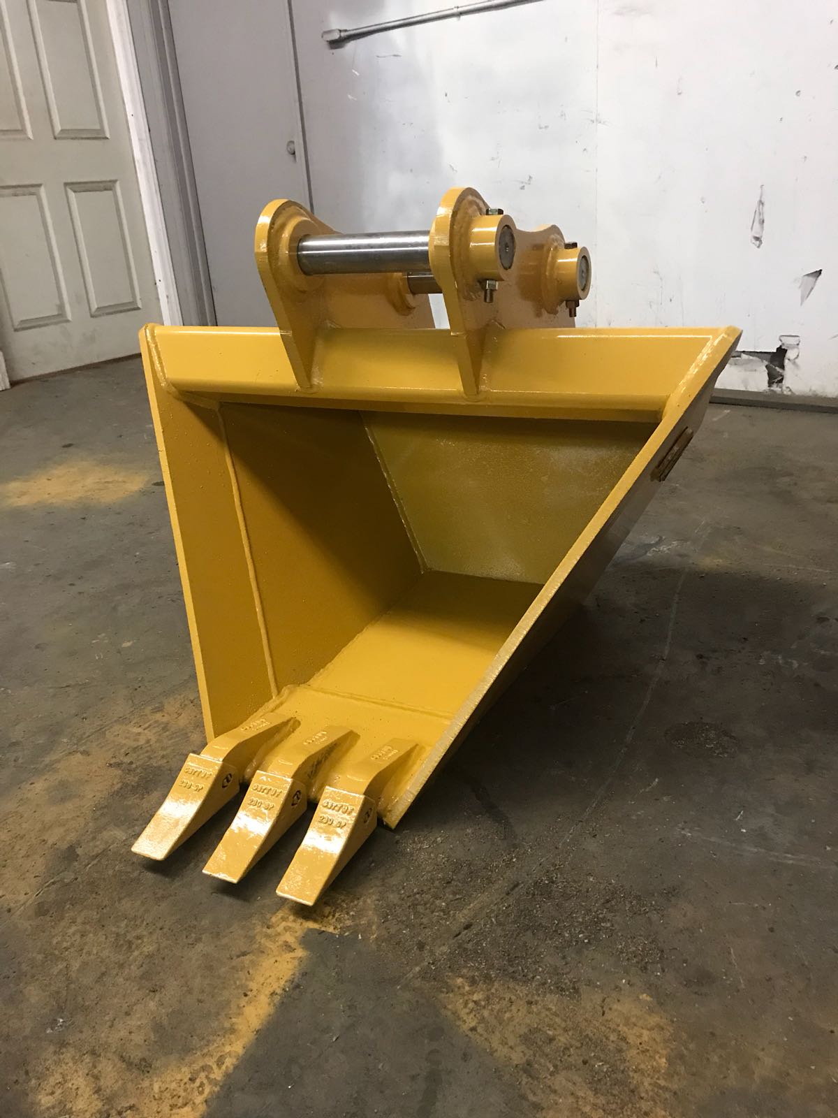 IS Attachments Heavy-Duty Trapezoid Bucket | 12" Bottom, 30" Top | 10,000–14,000 lbs | For Excavators