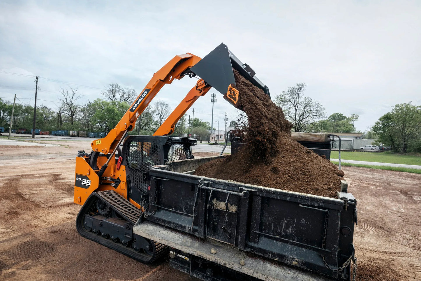 Develon | Compact Track Loader | DTL35 | 6' 5" Overall Width | 22–40 GPM
