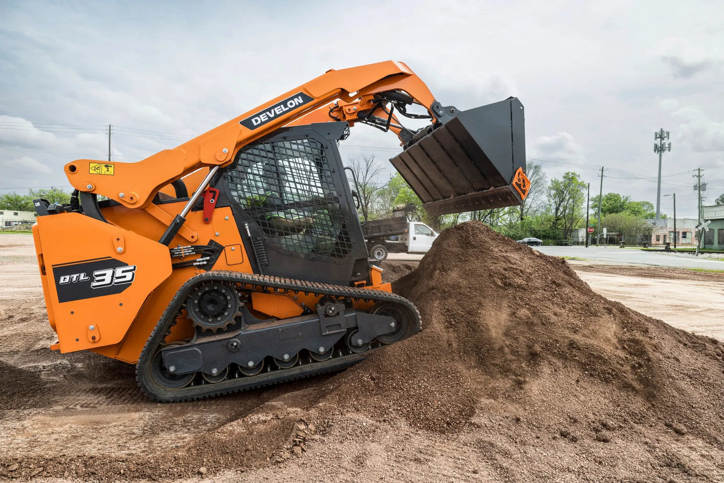 Develon | Compact Track Loader | DTL35 | 6' 5" Overall Width | 22–40 GPM