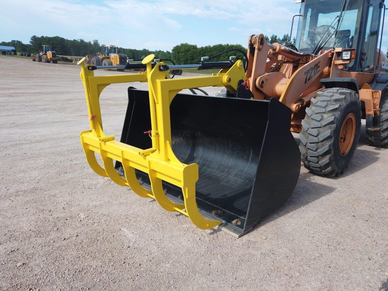 D&B Construction Equipment Grapple Bucket | Width 108" | Bucket Capacity 3.5 YD | Horsepower 100 To 200 HP | For Loaders