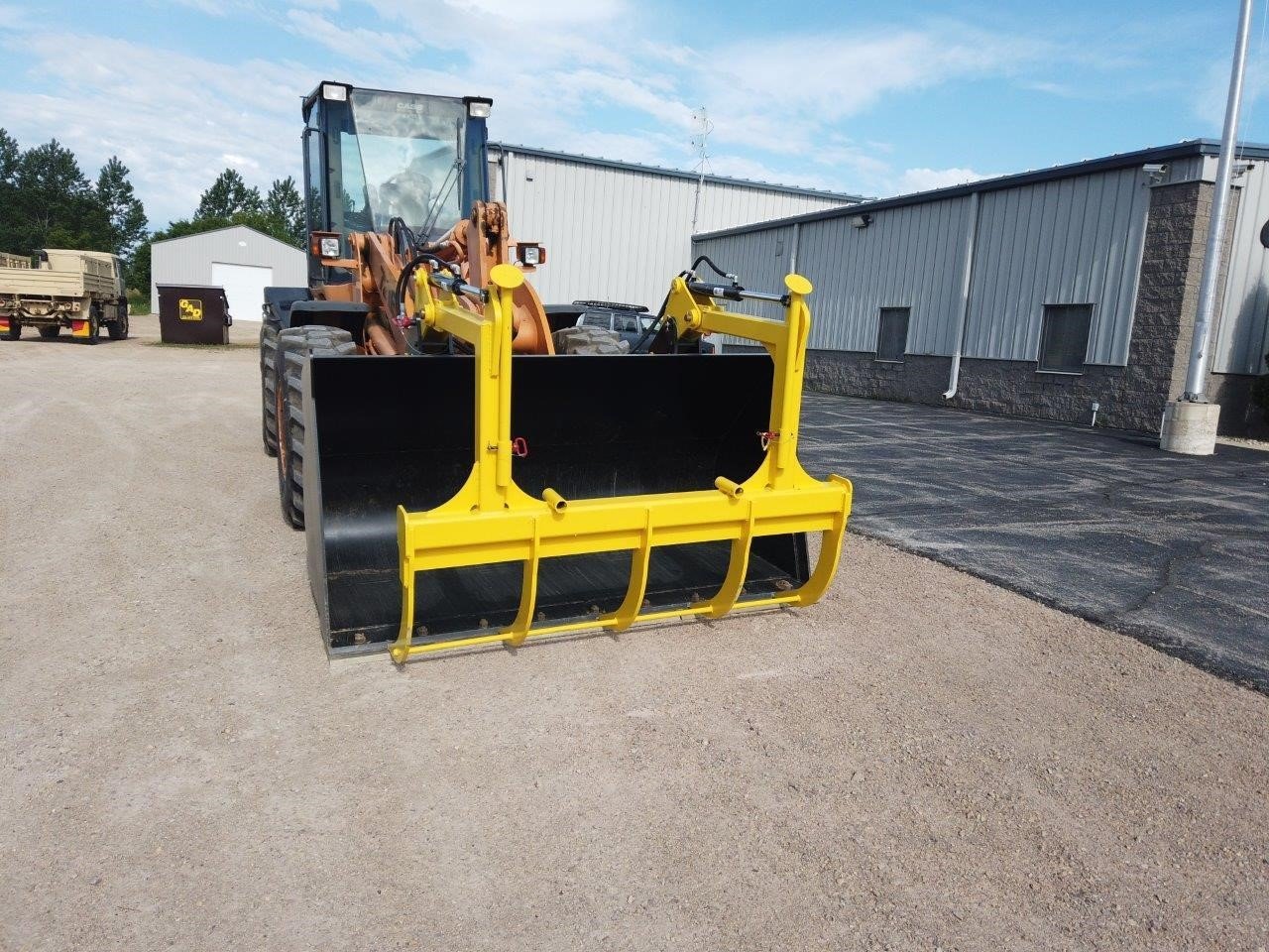 D&B Construction Equipment Grapple Bucket | Width 108" | Bucket Capacity 3.5 YD | Horsepower 100 To 200 HP | For Loaders
