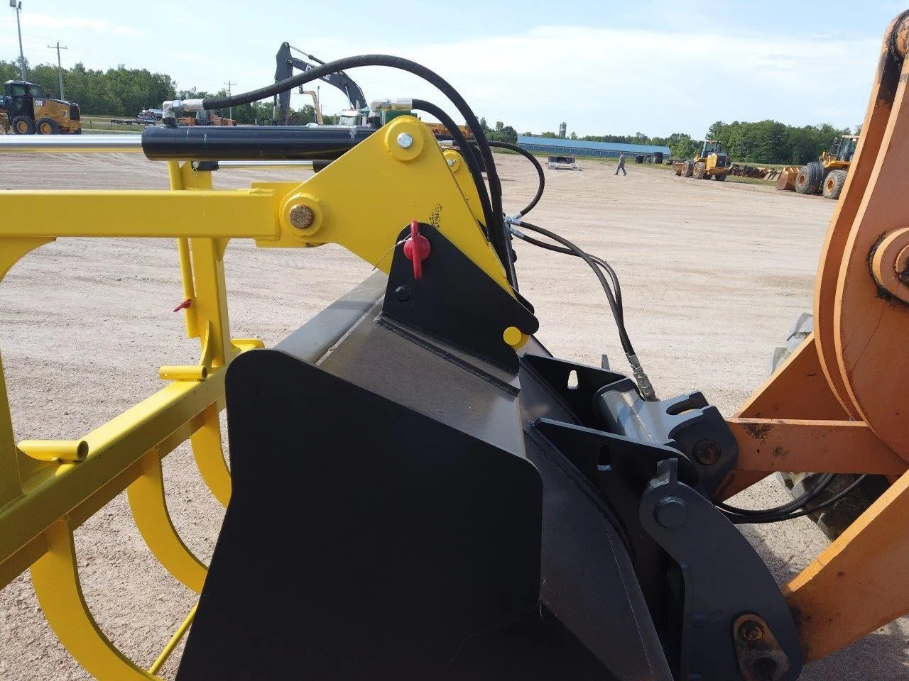 D&B Construction Equipment Grapple Bucket | Width 108" | Bucket Capacity 3.5 YD | Horsepower 100 To 200 HP | For Loaders