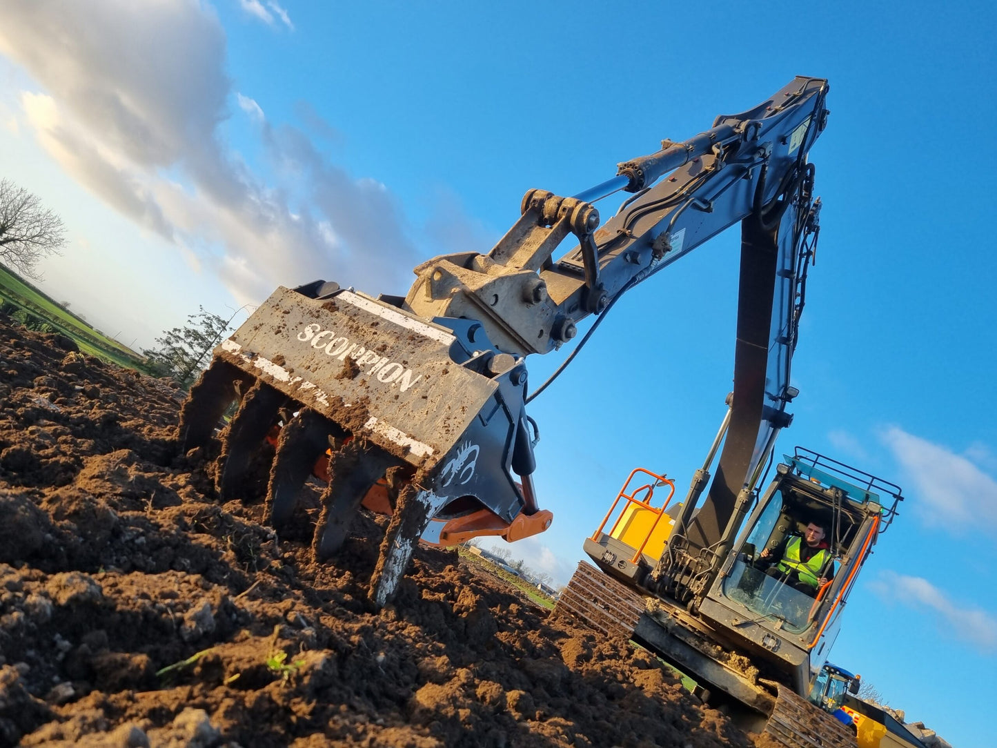 MDE Machinery | Scorpion Grapple | Model S500 To S1900 | Width 26.4" To 75" Inches | Machine Size 1.5 - 55 Tons | For Excavators