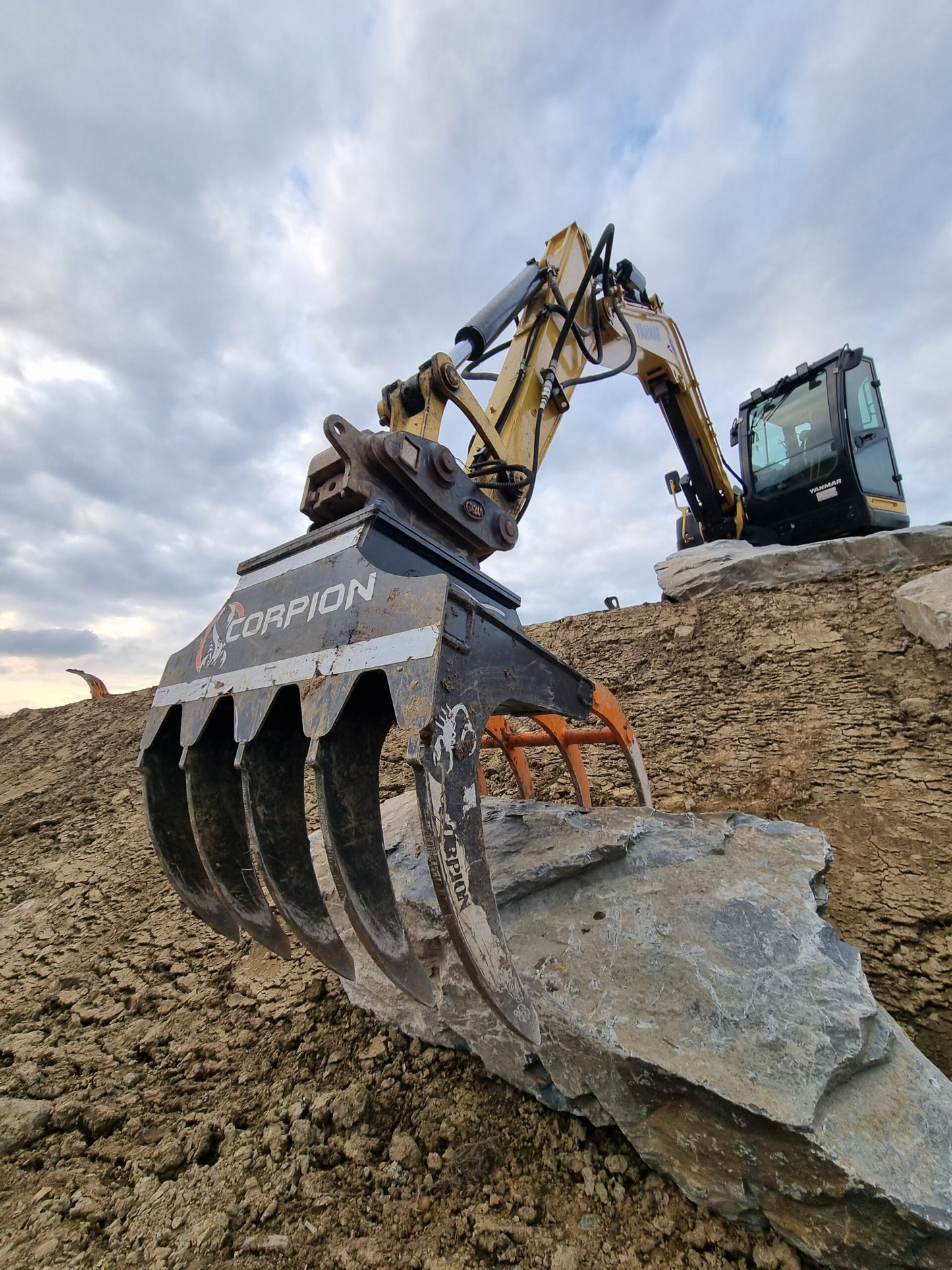 MDE Machinery | Scorpion Grapple | Model S500 To S1900 | Width 26.4" To 75" Inches | Machine Size 1.5 - 55 Tons | For Excavators