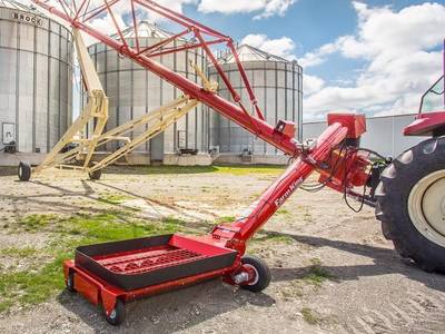 Farm King Back-saver Grain Auger | Model 16124 | Size 16" x 124' | Multi-flighting Hopper | 175 HP | For Tractors