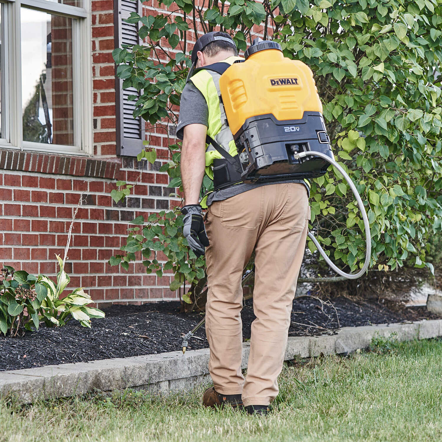 DeWalt 20V Cordless Backpack Sprayer 4 Gallon Capacity Ripping