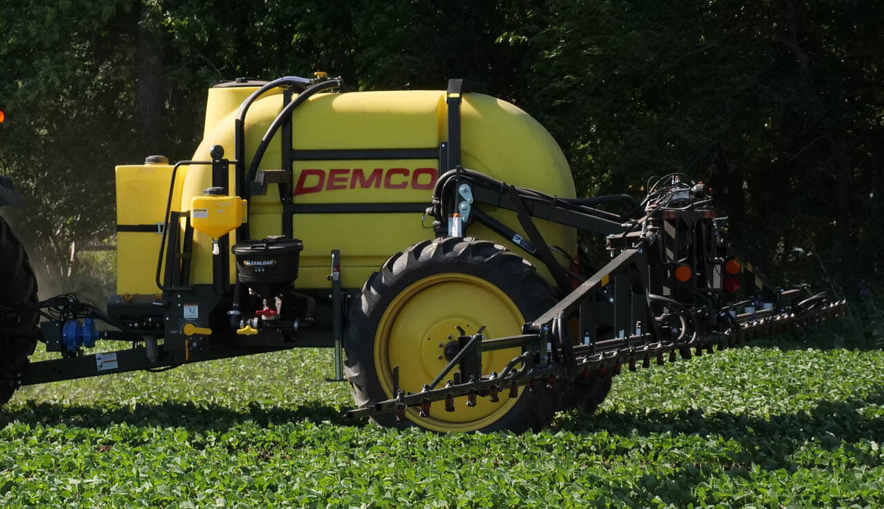 Demco | 600 Gallon Pull Type Sprayer | Medium Capacity | 45′ To 66′ Boom Width | Hydraulic Front Fold or X-Fold | Horsepower 75 To 120 Hp | For Tractor