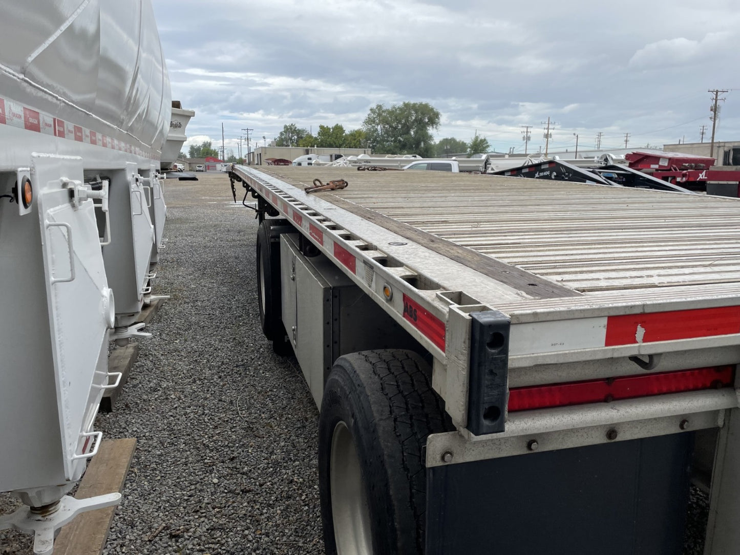Fontaine | Flatbed Trailer | 2015 Model | 48' Length | Heavy-Duty Hauling | 102" Width | USED | For Industrial & Commercial Freight Transport