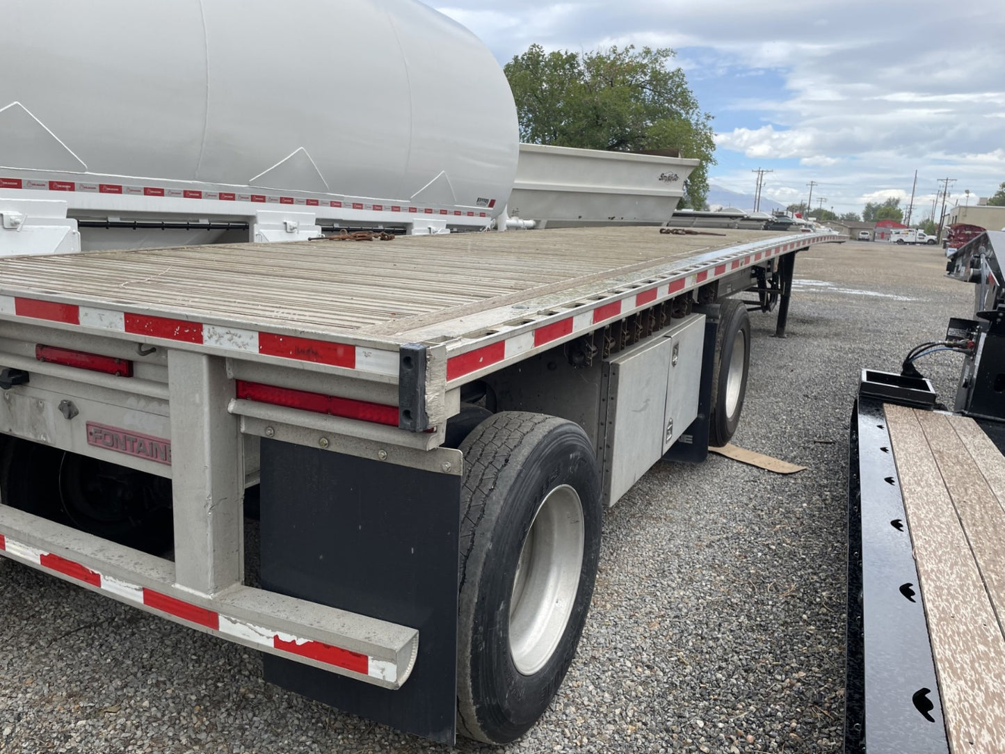 Fontaine | Flatbed Trailer | 2015 Model | 48' Length | Heavy-Duty Hauling | 102" Width | USED | For Industrial & Commercial Freight Transport