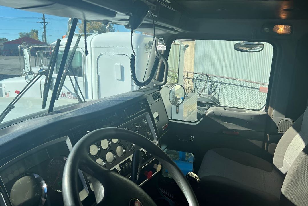 Kenworth | W900 Sleeper Truck | 2014 Model | Heavy-Duty Hauling | 10-Speed Manual | 475 HP | USED | For Long-Distance & Industrial Transport