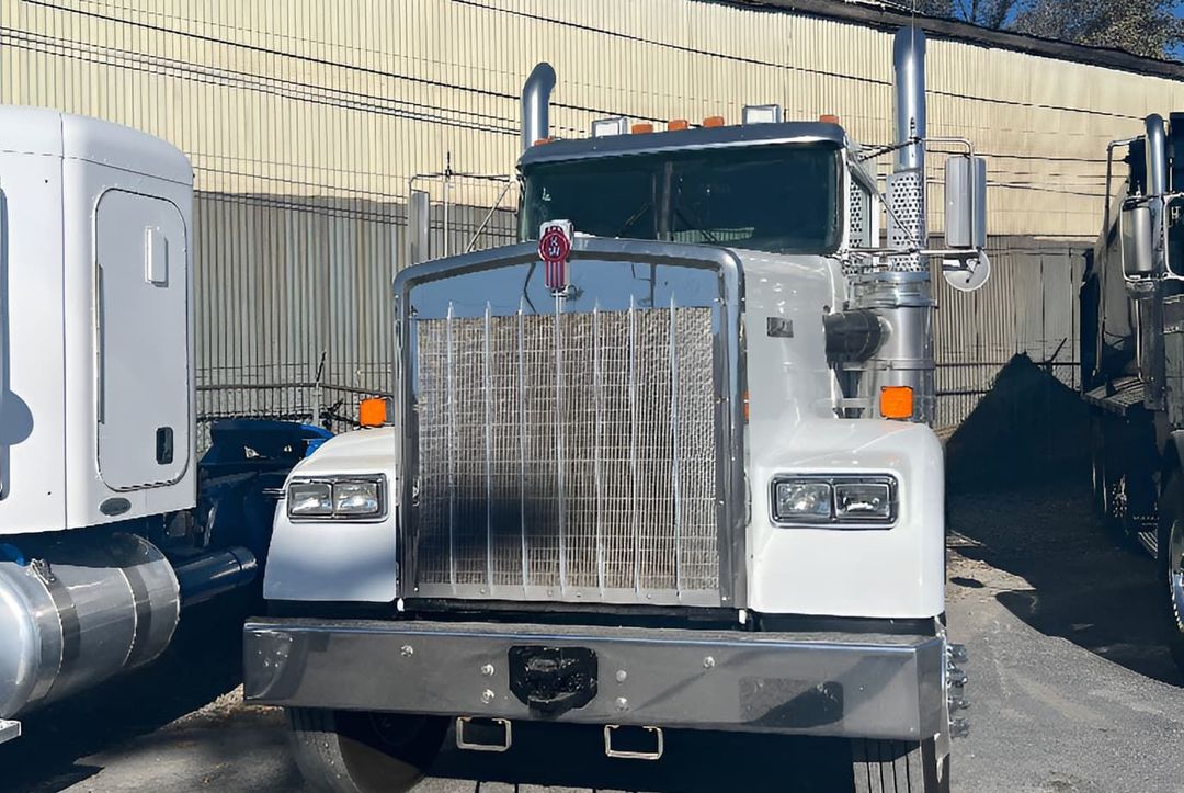 Kenworth | W900 Sleeper Truck | 2014 Model | Heavy-Duty Hauling | 10-Speed Manual | 475 HP | USED | For Long-Distance & Industrial Transport