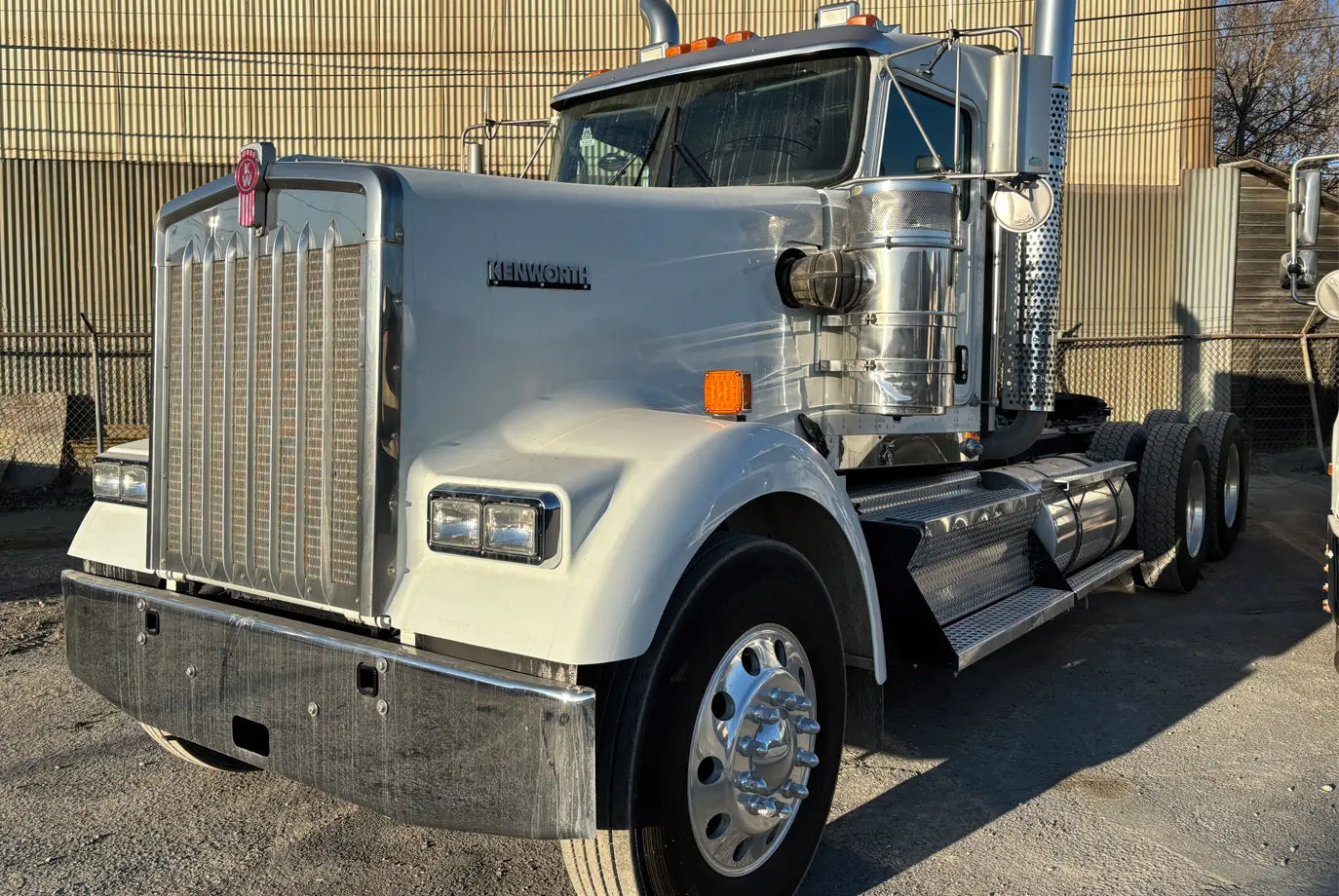 Kenworth | W900 | 2011 Model | Heavy-Duty Hauling | ISX15 Engine | 18-Speed Transmission | USED | For Long-Distance & Industrial Transport