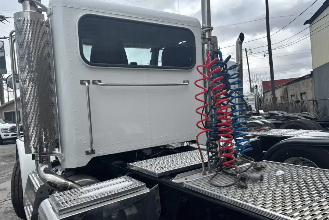 Peterbilt | 357 Day Cab | 2006 Model | Heavy-Duty Hauling | CAT C-15 Engine | USED | For Industrial & Long-Distance Transport