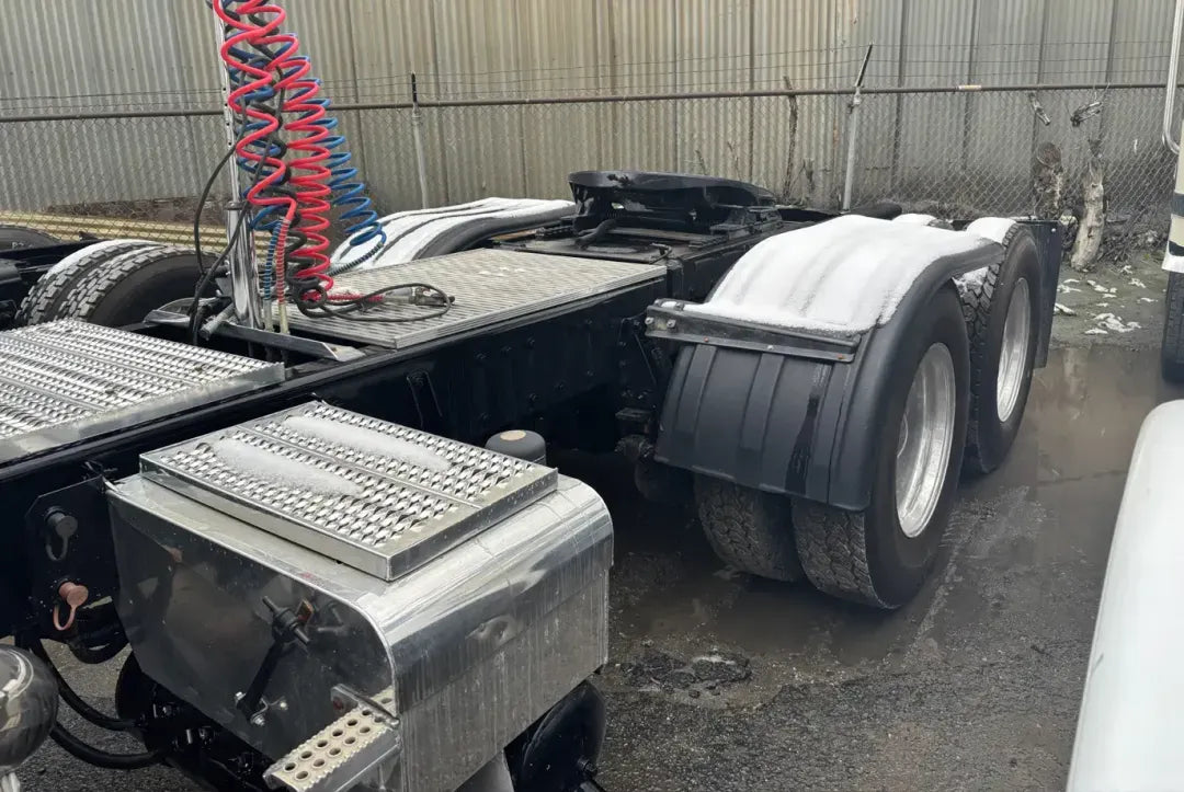 Peterbilt | 357 Day Cab | 2006 Model | Heavy-Duty Hauling | CAT C-15 Engine | USED | For Industrial & Long-Distance Transport