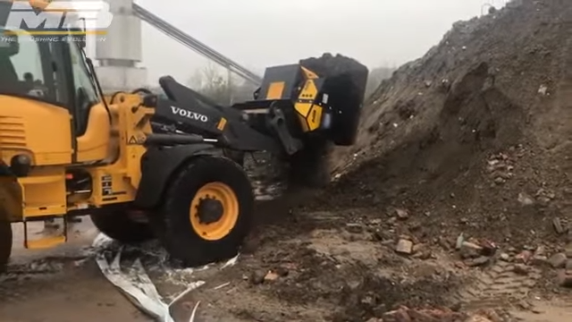 MB Crusher Shafts Screener | Model MB-HDS533 | Overall Width 134" | Machine Size 30–50 Tons | For Loaders