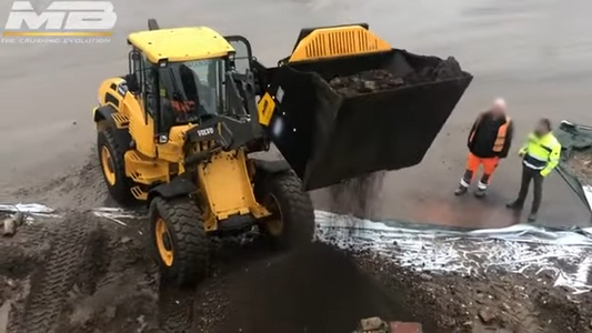 MB Crusher Shafts Screener | Model MB-HDS533 | Overall Width 134" | Machine Size 30–50 Tons | For Loaders