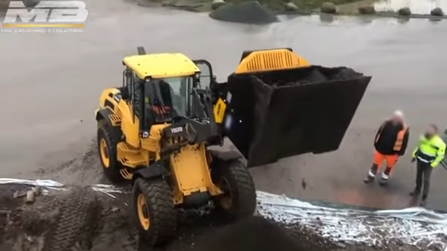 MB Crusher Shafts Screener | Model MB-HDS533 | Overall Width 134" | Machine Size 30–50 Tons | For Loaders