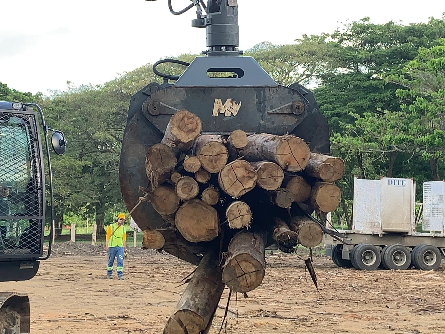 Mazio Forestry Tools Heavy Duty Log Grapple | LGE Series | Frame Width 23.2"-34.3" | Machine Size 3-26 Ton | For Excavators