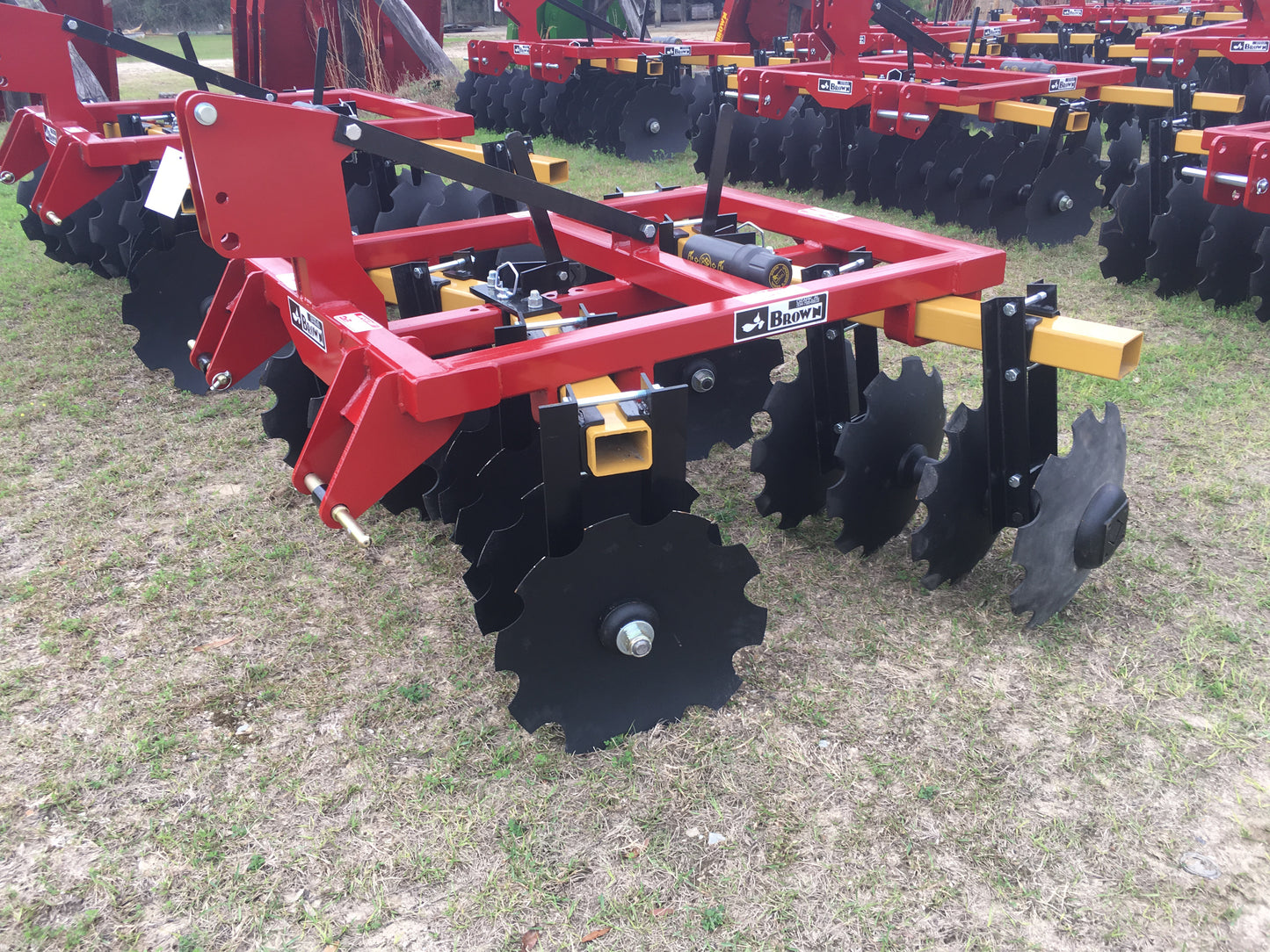 Brown Disc Harrow (3PT Tandem) | Model BDH Series | Cutting Widths 6'4" to 9'1" | Horsepower 55 to 85 HP | For 3PT Hitch Tractors