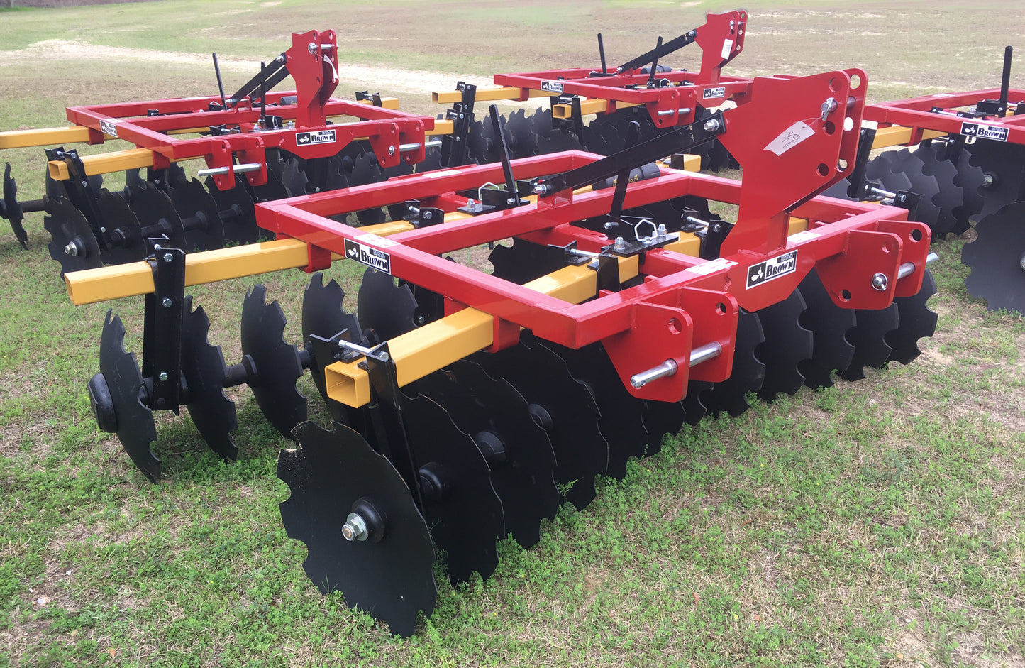 Brown Disc Harrow (3PT Tandem) | Model BDH Series | Cutting Widths 6'4" to 9'1" | Horsepower 55 to 85 HP | For 3PT Hitch Tractors