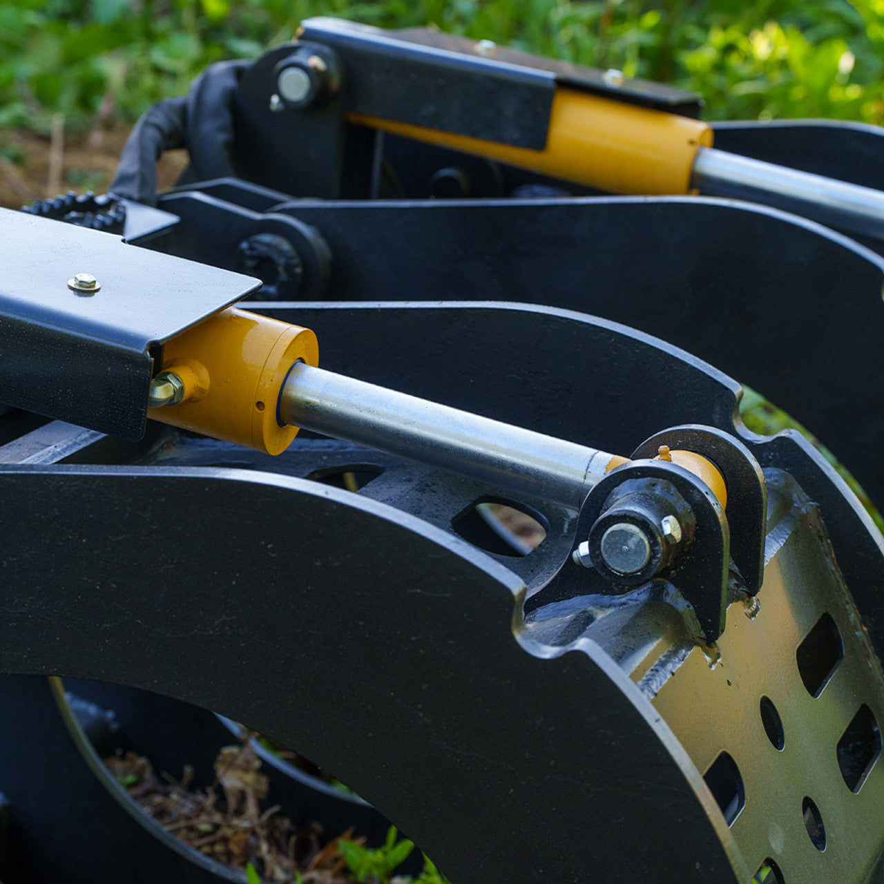 CID Severe Duty Root Grapple Attachment | Width 72" and 84" inches | Horsepower 80+ HP | For Skid Steer