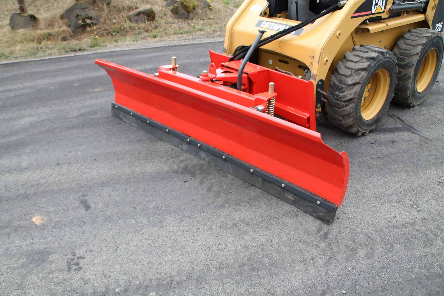 Farmer Helper | Snow Blade | Model FH-SBE240 | Width 98.4" | Hydraulic Angle 30° | Reinforced Rubber Edge | Hydraulic Flow 18 To 25 GPM | For Skid Steers & Tractors