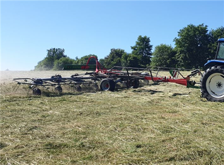 DURABILT 30 FT. AND 24 FT. ROTOR PULL TYPE TEDDER W/U-JOINTS, HYD. FOLD, TILT & TRANSPORT FOR TRACTOR