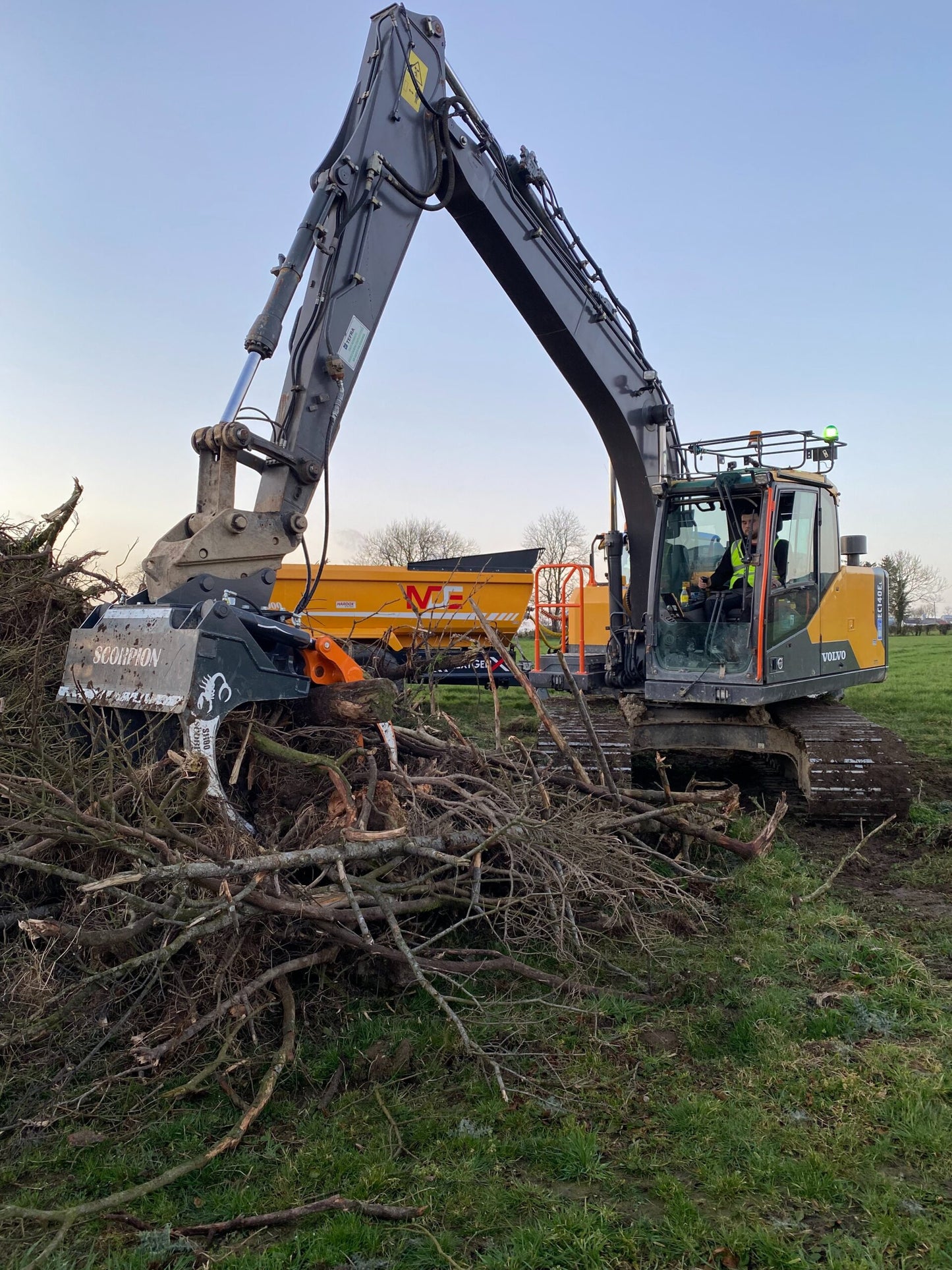 MDE Machinery | Scorpion Grapple | Model S500 To S1900 | Width 26.4" To 75" Inches | Machine Size 1.5 - 55 Tons | For Excavators