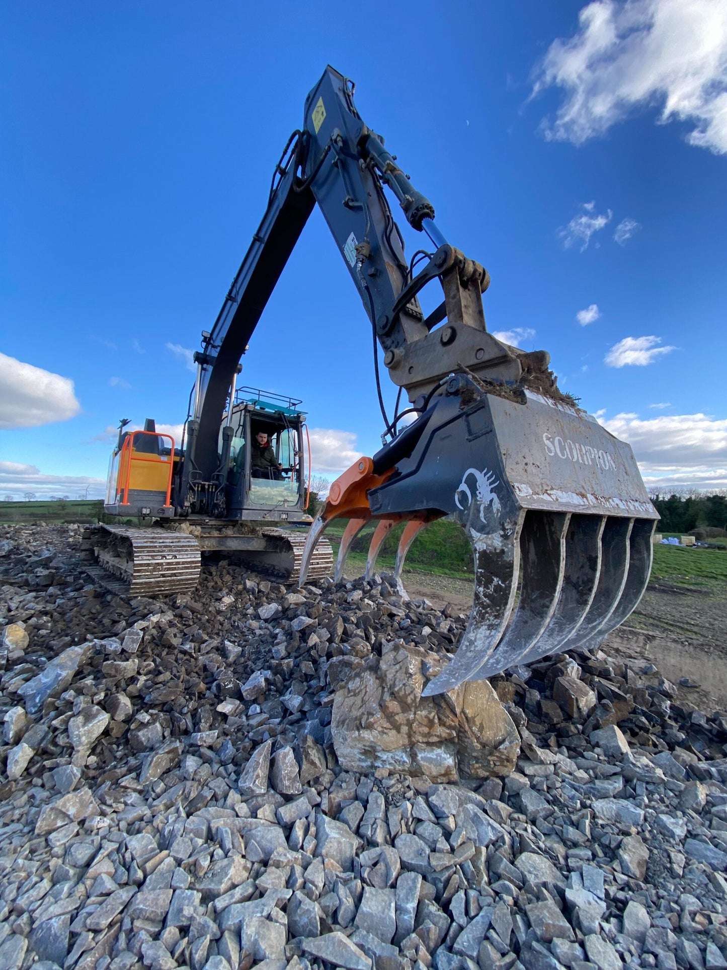 MDE Machinery | Scorpion Grapple | Model S500 To S1900 | Width 26.4" To 75" Inches | Machine Size 1.5 - 55 Tons | For Excavators