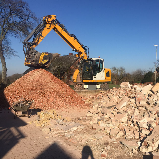 MB Crushers Bucket Crusher | Model MB-L200 S2 | Mouth Opening Width 45" | Oil Flow Range 32 GPM | For Skid Steers, Excavators, Loader & Backhoe Loader
