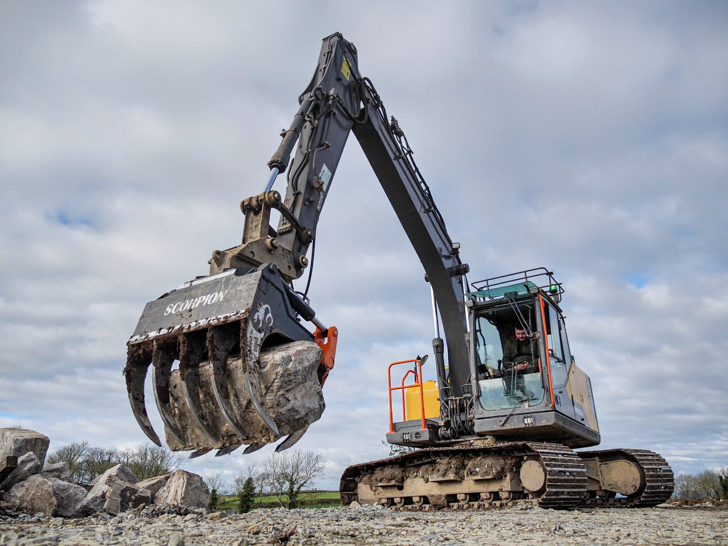 MDE Machinery | Scorpion Grapple | Model S500 To S1900 | Width 26.4" To 75" Inches | Machine Size 1.5 - 55 Tons | For Excavators