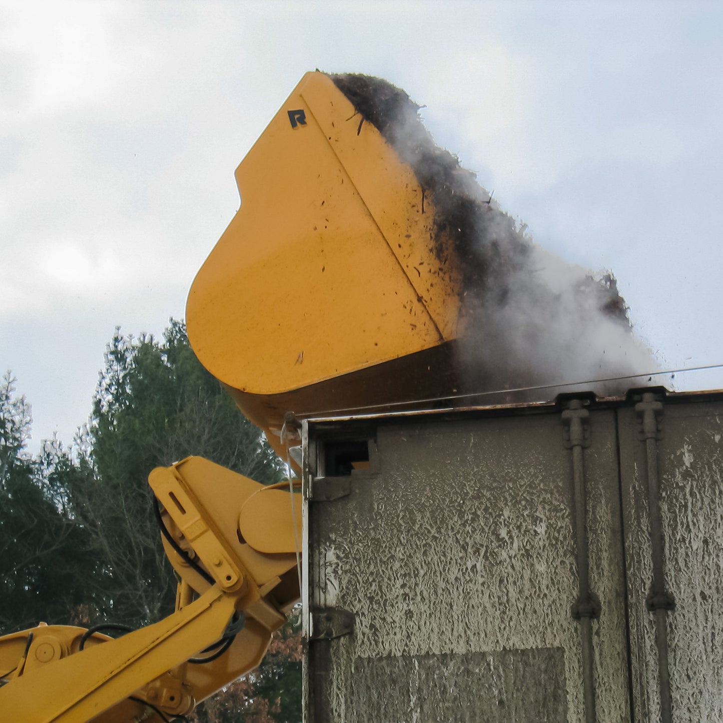 Rockland West Coast Rollout Bucket with Bolt-On Cutting Edges for Loader
