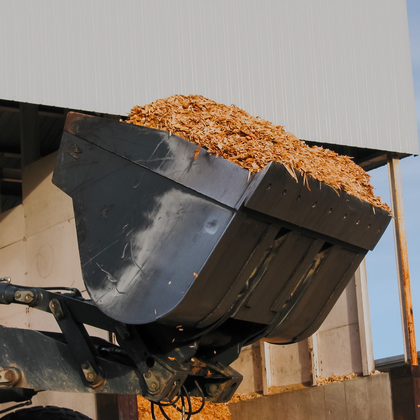 Rockland West Coast Rollout Bucket with Bolt-On Cutting Edges for Loader