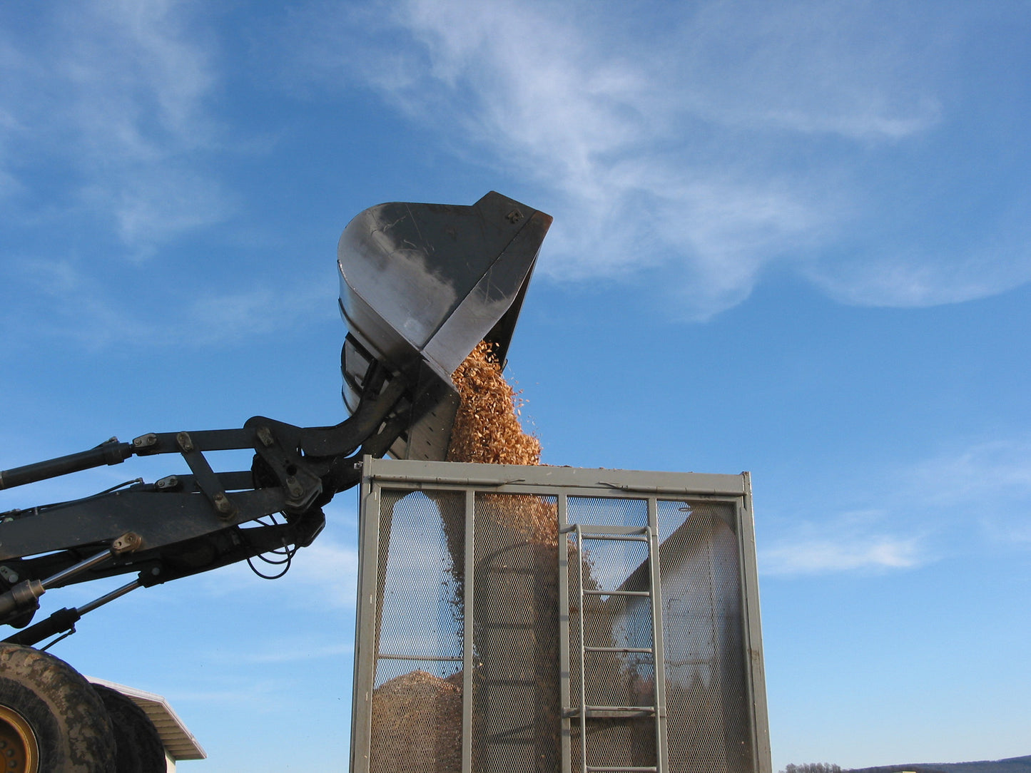 Rockland West Coast Rollout Bucket with Bolt-On Cutting Edges for Loader