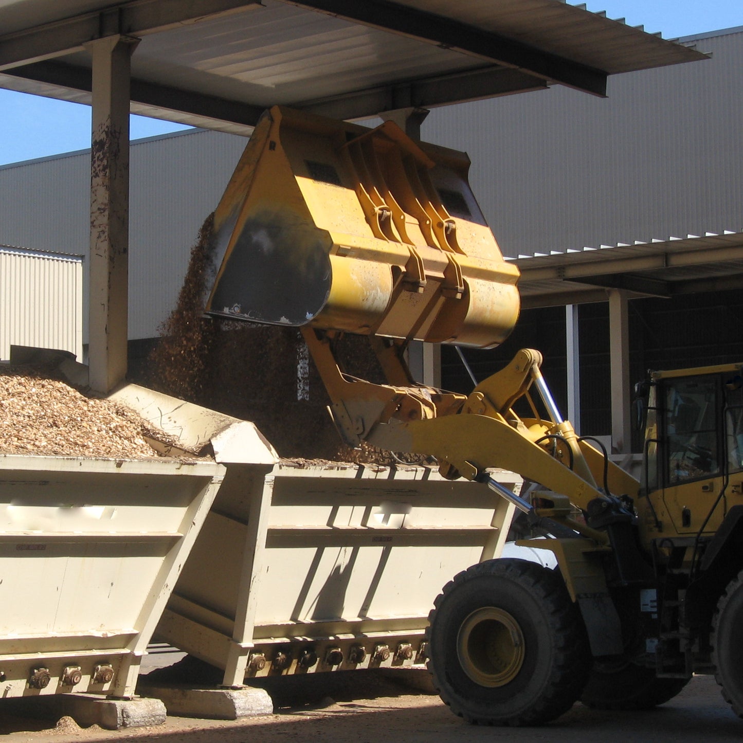 Rockland West Coast Rollout Bucket with Bolt-On Cutting Edges for Loader
