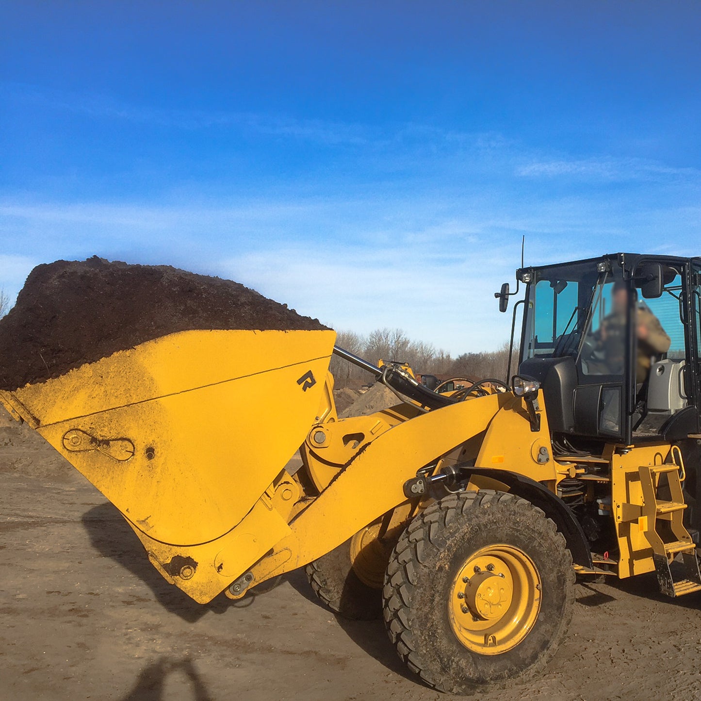 Rockland Dual-Cylinder Rollout Bucket with Hydraulics for Loader