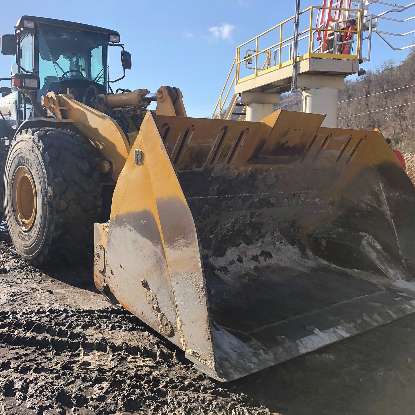 Rockland Dual-Cylinder Rollout Bucket with Hydraulics for Loader