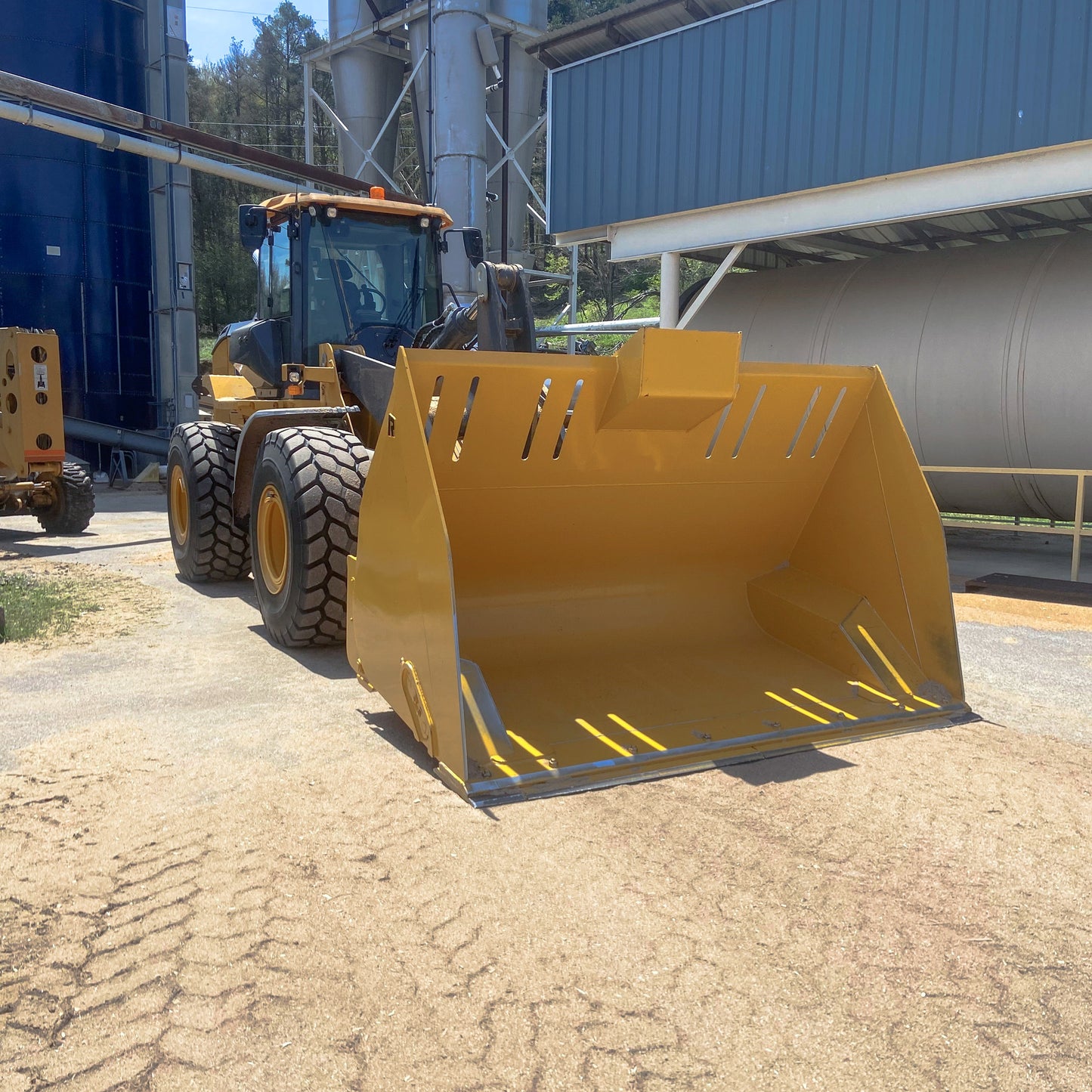 Rockland Dual-Cylinder Rollout Bucket with Hydraulics for Loader