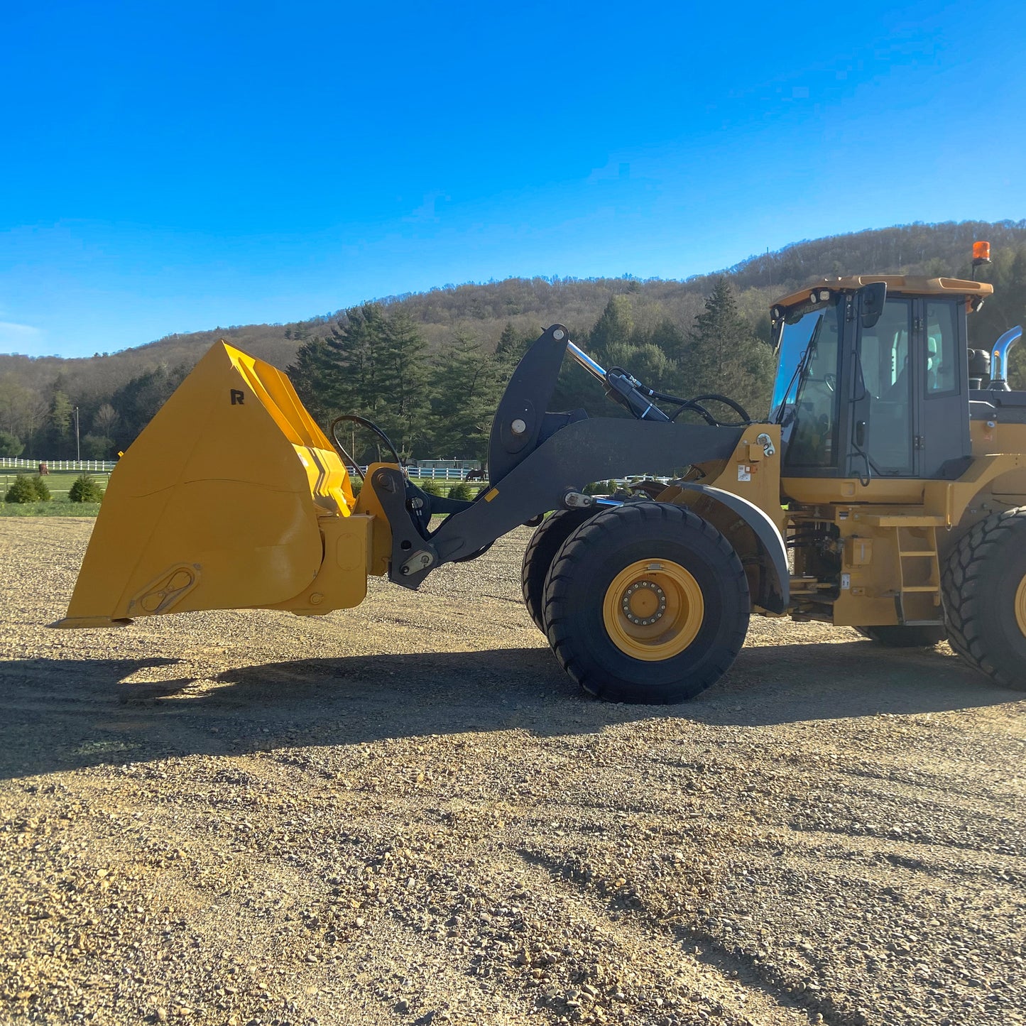 Rockland Dual-Cylinder Rollout Bucket with Hydraulics for Loader
