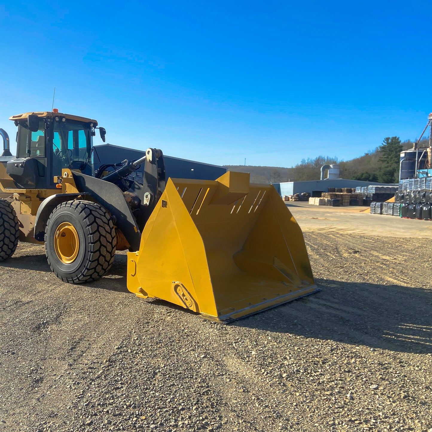 Rockland Dual-Cylinder Rollout Bucket with Hydraulics for Loader