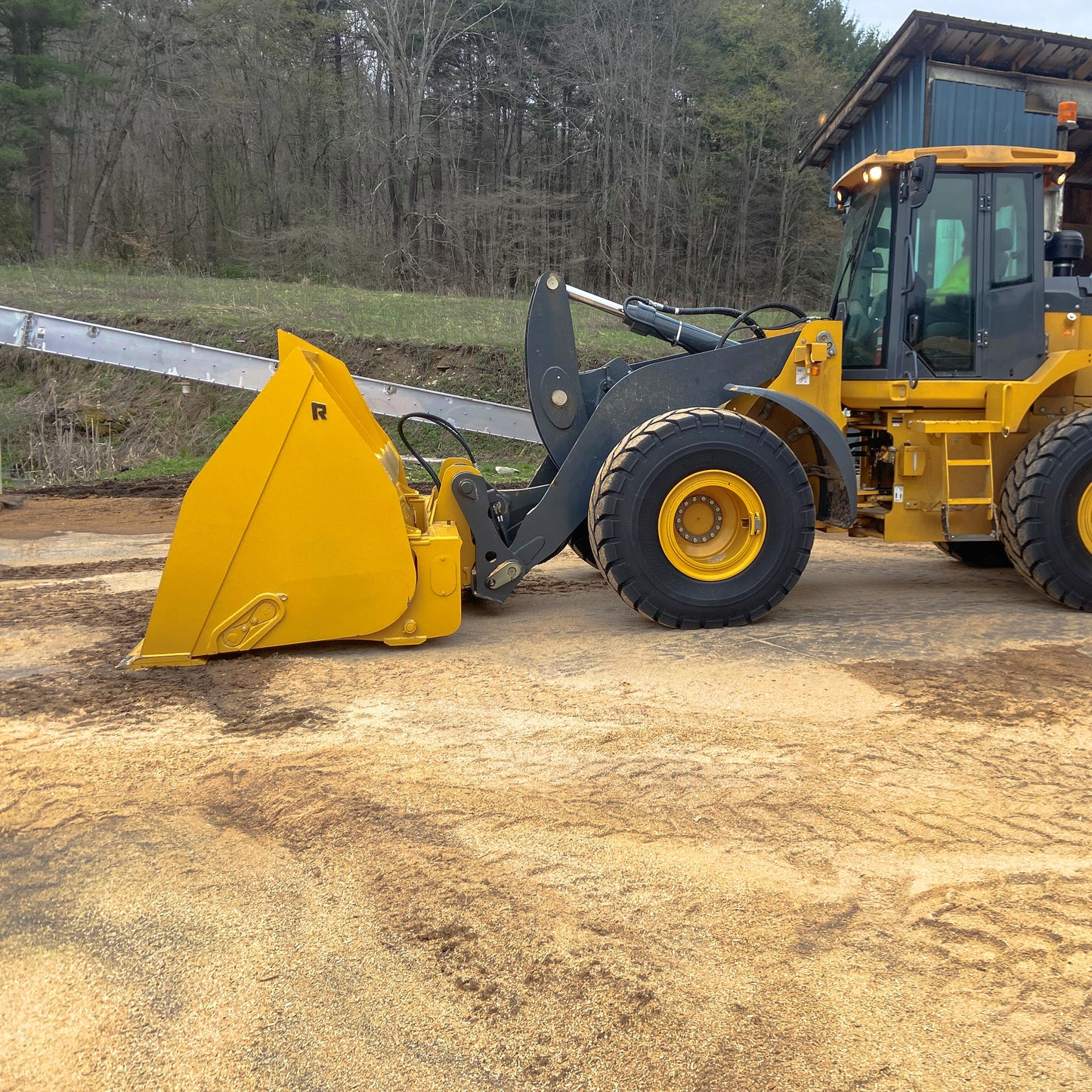 Rockland Dual-Cylinder Rollout Bucket with Hydraulics for Loader