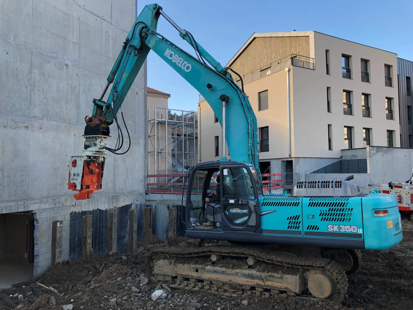 Gilbert Grizzly Multigrip Side-Grip Vibratory Hammer | Model MG-60 & MG-90 | Height 83" & 92" | Machine Size 22-45 Ton | For Excavators