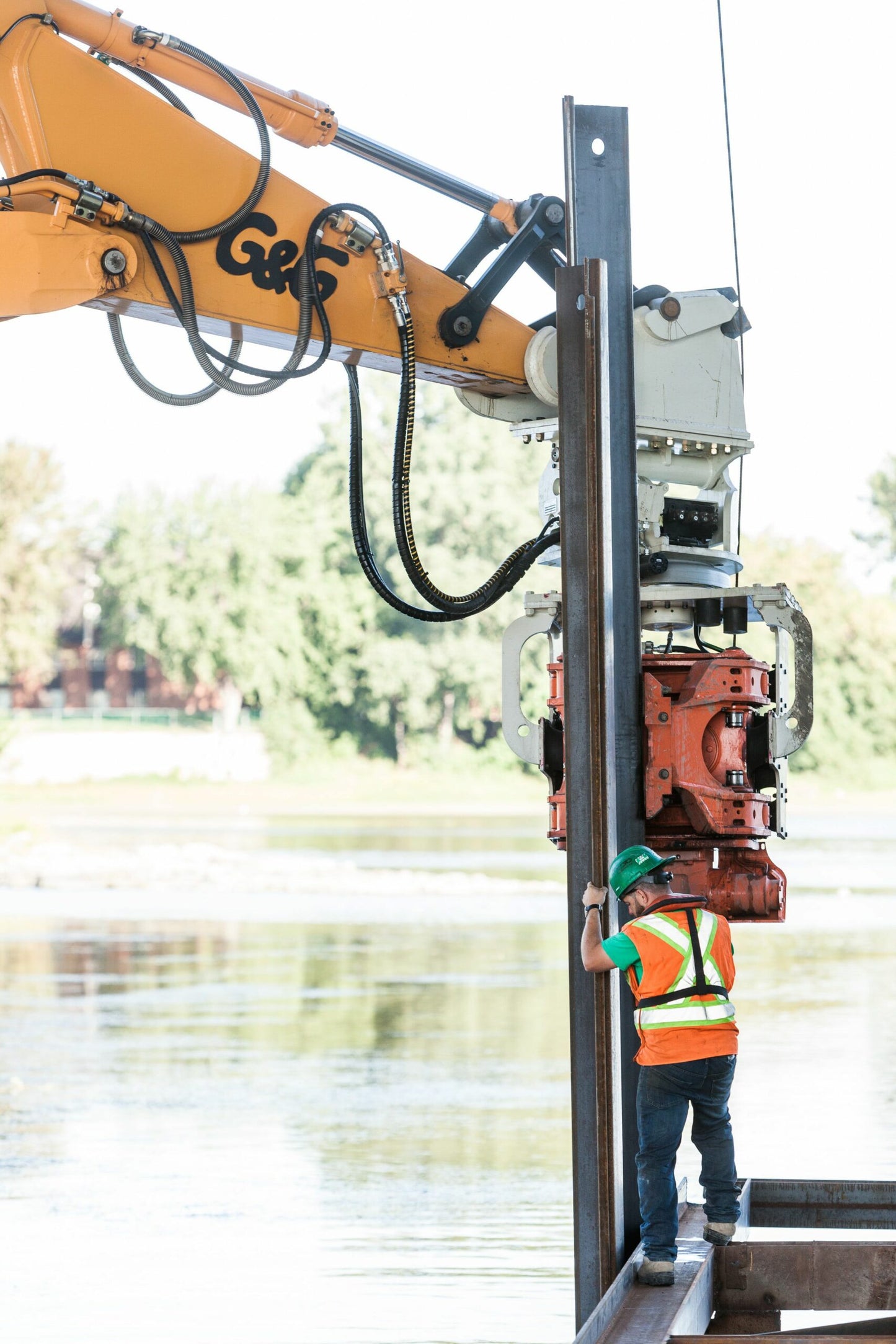 Gilbert Grizzly Multigrip Side-Grip Vibratory Hammer | Model MG-60 & MG-90 | Height 83" & 92" | Machine Size 22-45 Ton | For Excavators