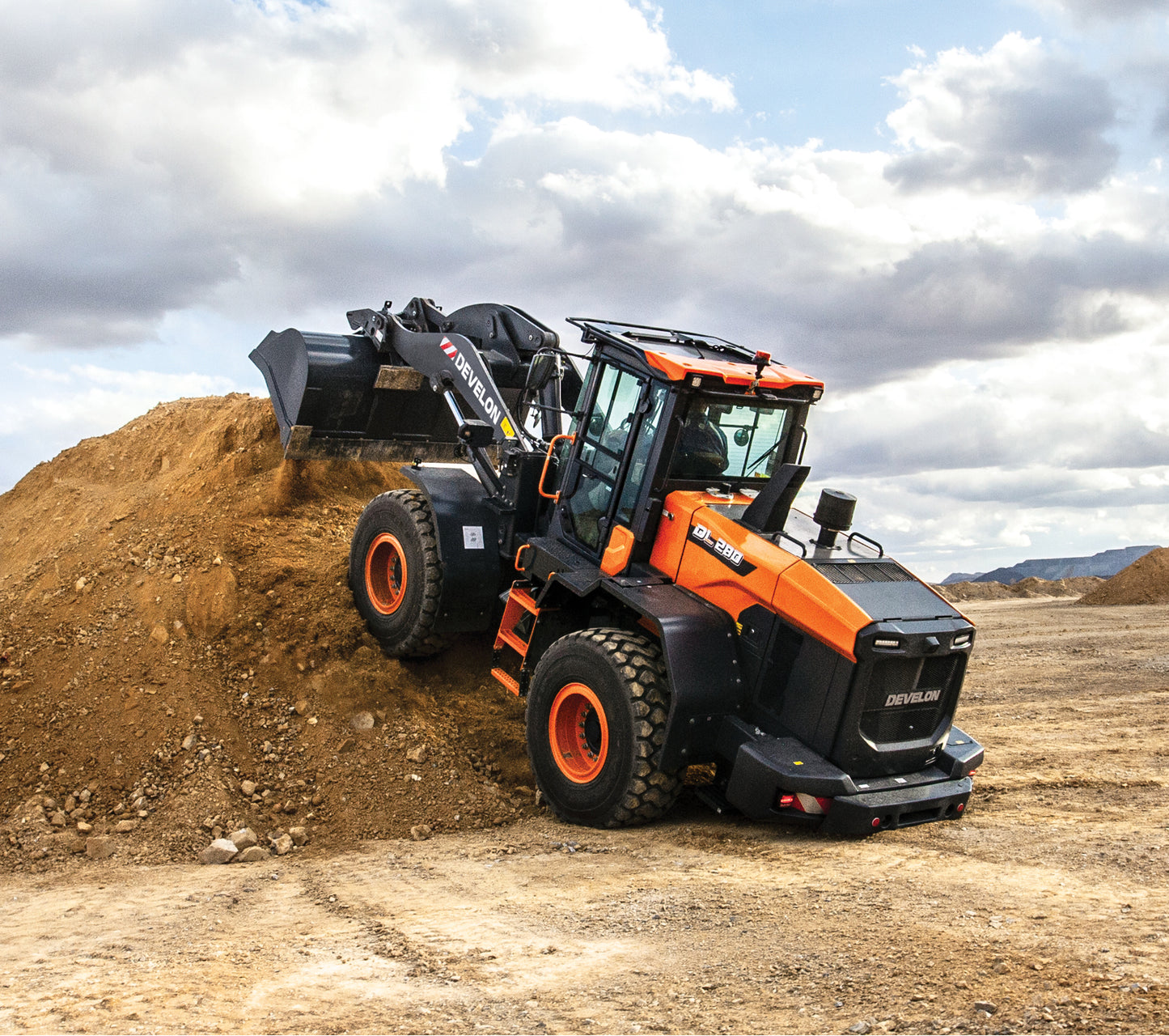 Develon | Wheel Loader | DL280-7 | Width 8' 11.9" | Horsepower 189.1 HP | For Heavy-Duty Construction, Recycling, & Material Handling