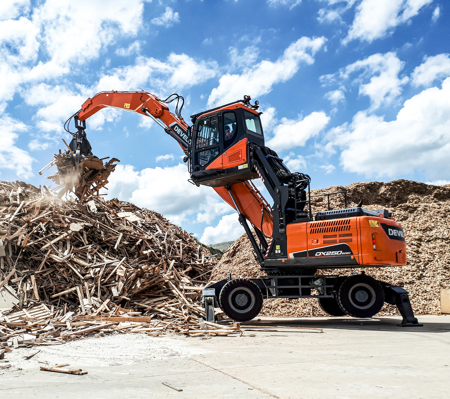 Develon | Material Handler | Model DX250WMH-5 | Reach 35' 1" | Loading Height 39' 8" | 186 hp | 27.4 Tons | For Scrap, Waste & Logging