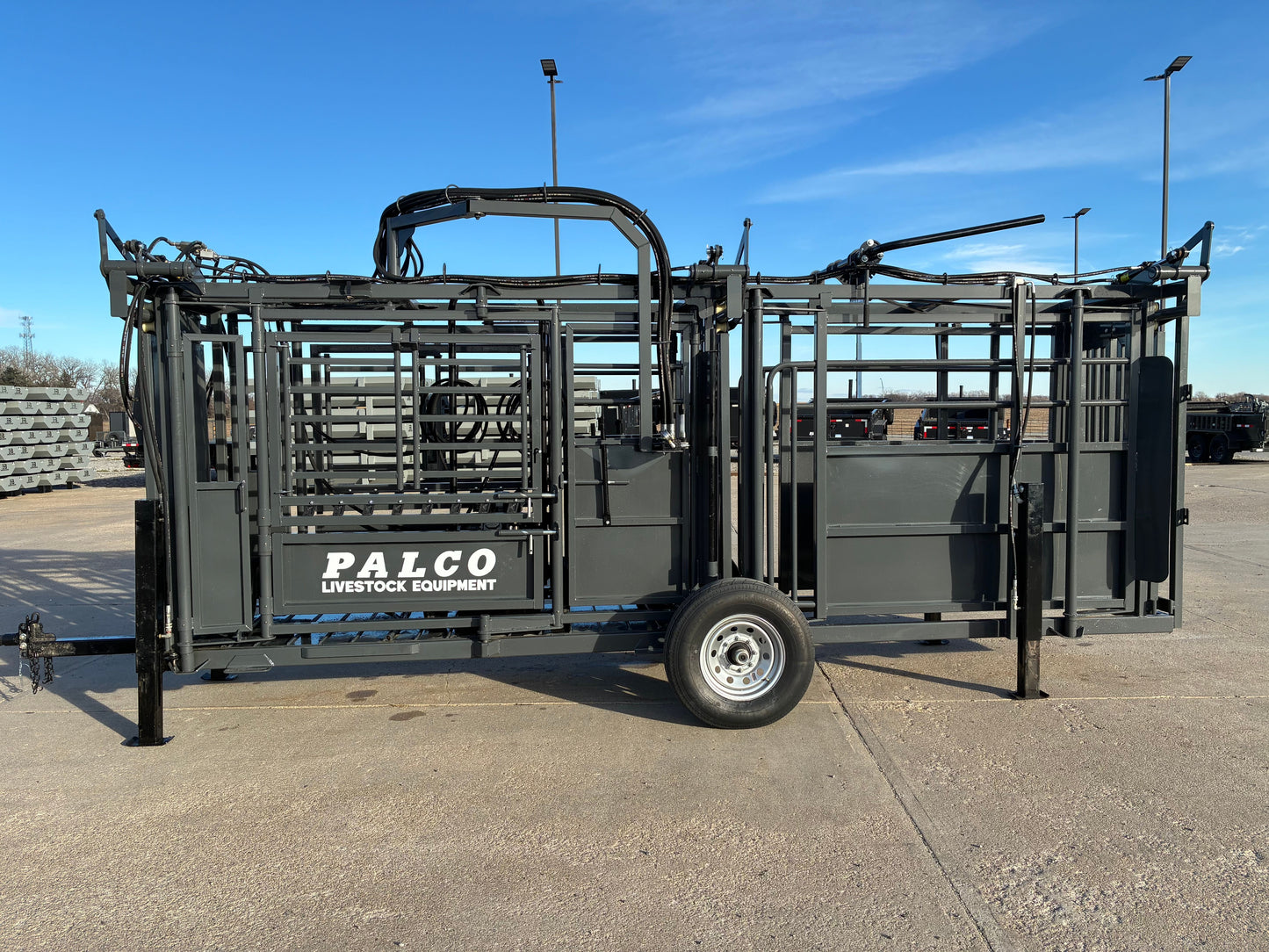 Global Equipment Palco Hydraulic Chute w/ Palpation Cage | Model Alleyway with Headgate | 53" Width | For Cattle Operations & Ranch Facilities