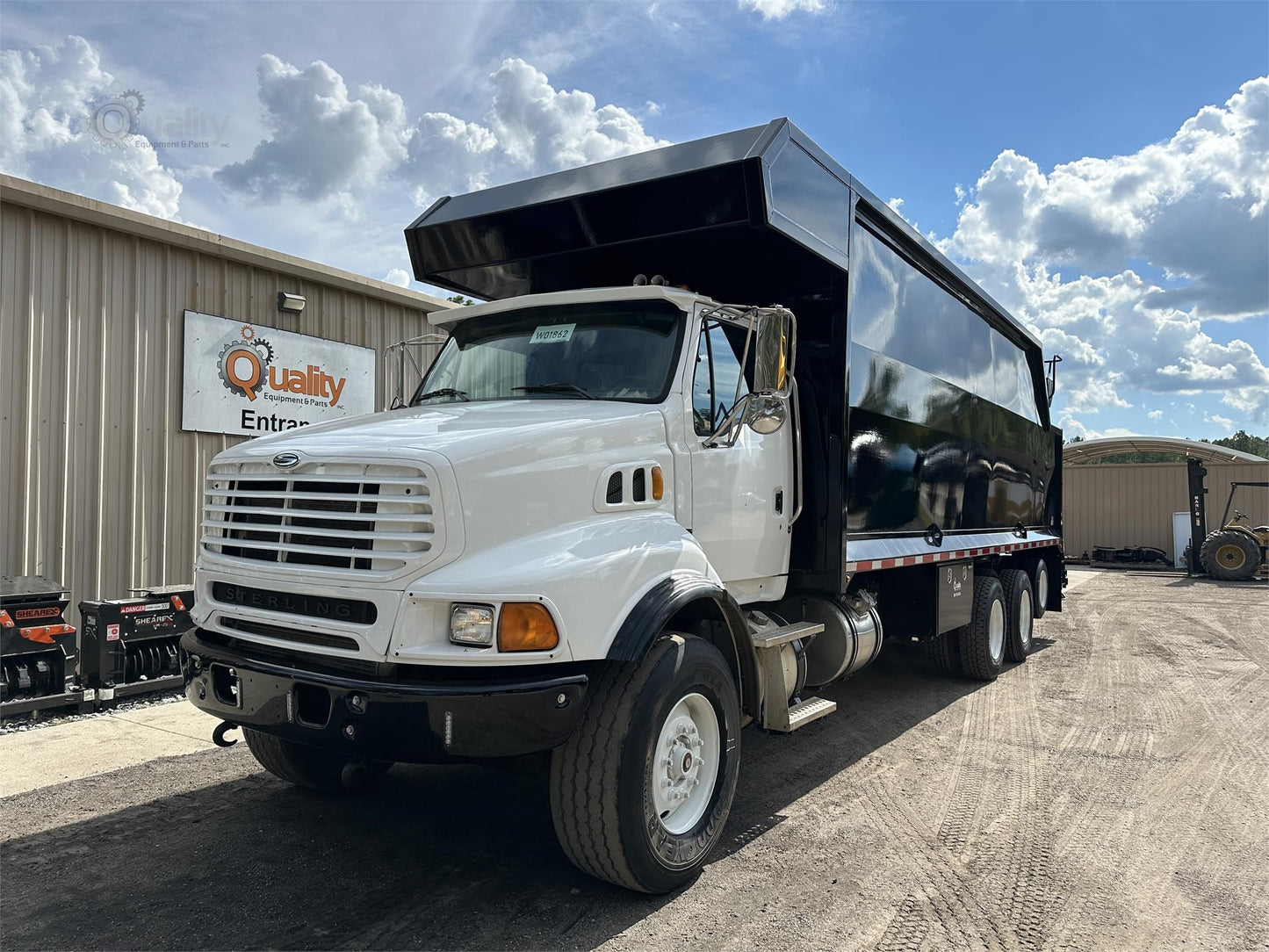 Sterling Grapple Truck | 2007 Model LT-9500 | Horsepower 450 HP | USED