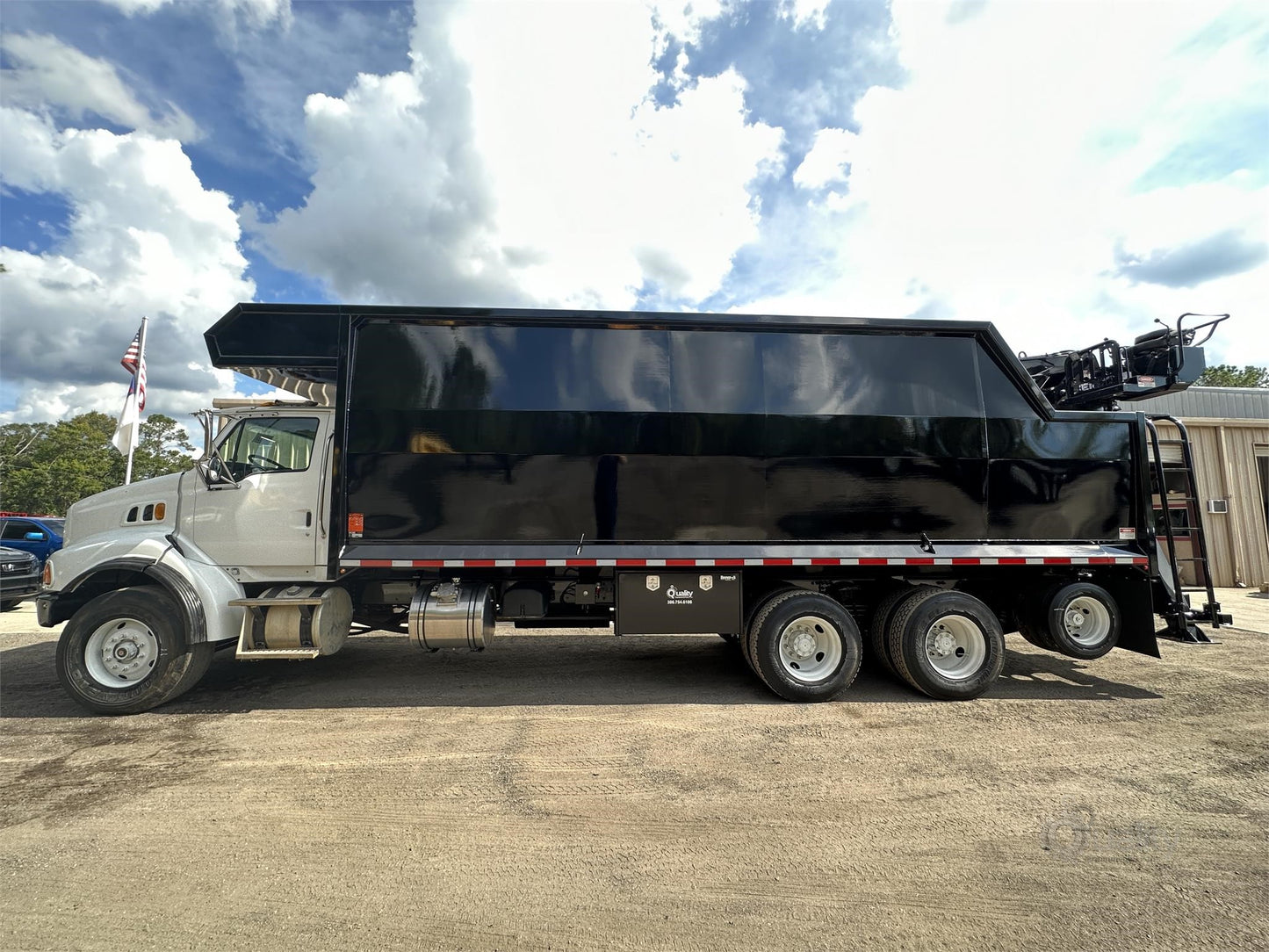 Sterling Grapple Truck | 2007 Model LT-9500 | Horsepower 450 HP | USED