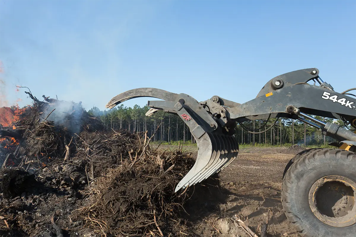 Solesbee’s | Top Clamp Loader Rake | Models SEIR Series | Width 93" To 120" Inches | Hydraulic Clamp | High-Strength Alloy Steel Teeth | For Loaders
