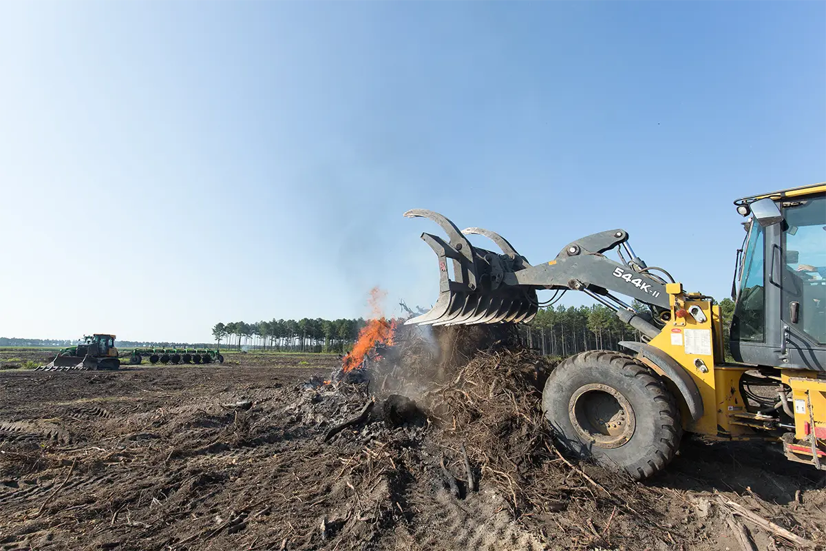 Solesbee’s | Top Clamp Loader Rake | Models SEIR Series | Width 93" To 120" Inches | Hydraulic Clamp | High-Strength Alloy Steel Teeth | For Loaders